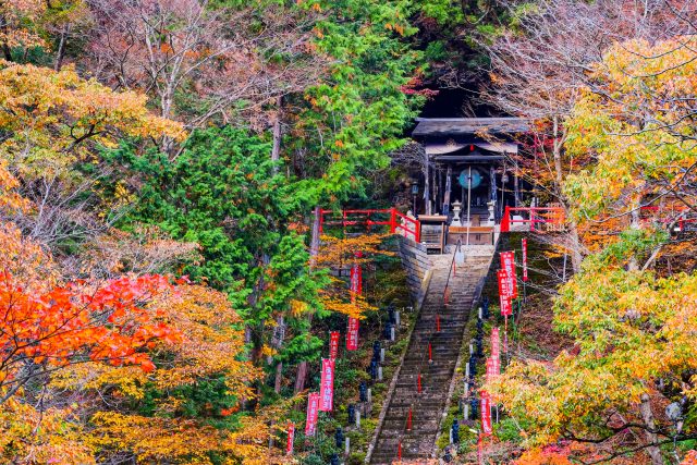 福島県棚倉町にある山本不動尊と秋の町の風景