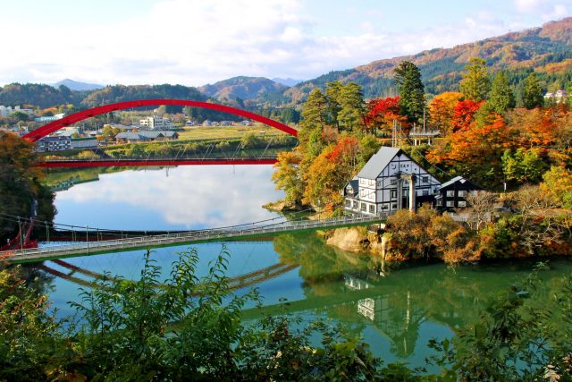 福島県柳津町を流れる河川と田舎の紅葉の風景