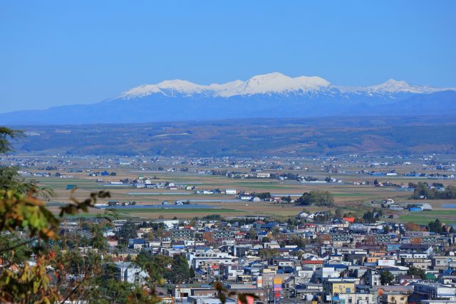 富良野市街地と大雪山の風景