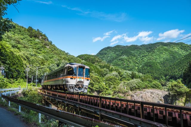 岐阜県七宗町を走る飛騨川と電車（飛水峡　ワイドビューひだ号）