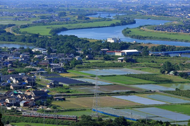 岐阜県海津市の揖斐川と養老鉄道と町並み全景