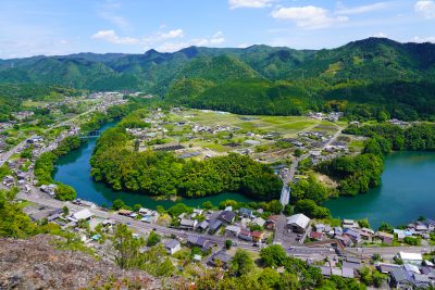 岐阜県川辺町にあるグランドキャニオンといわれる島と町並み