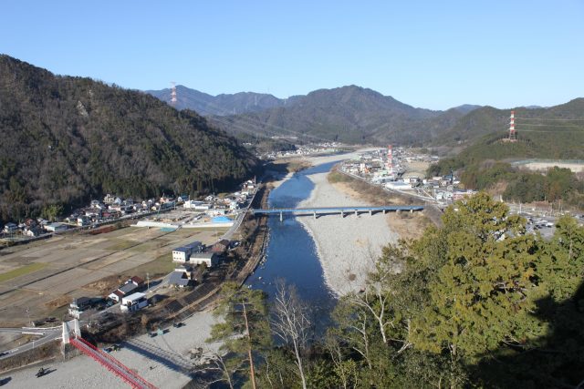 岐阜県美濃市を流れる川と橋と町並み