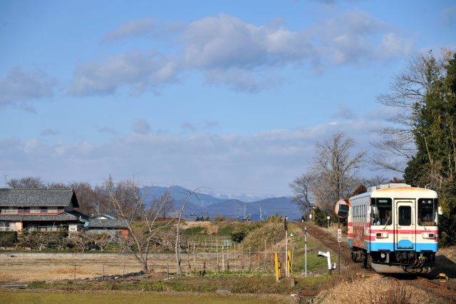 岐阜県瑞穂市の樽見線の鉄道と田舎の町並み