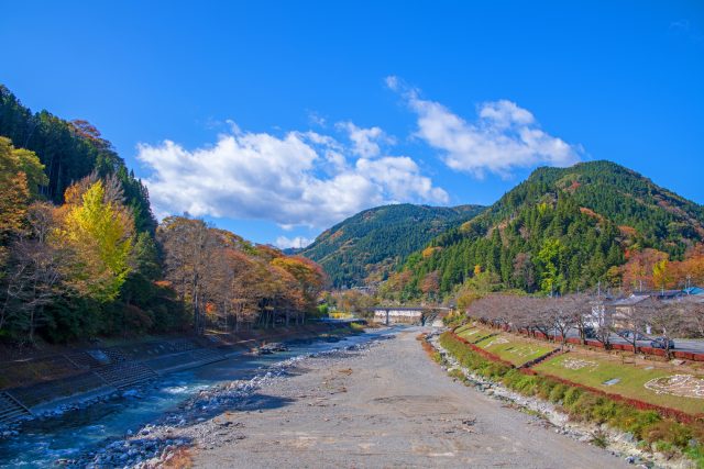 群馬県神流町を流れる神流川と田舎の風景