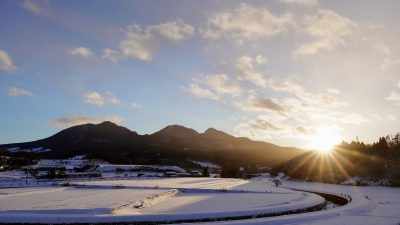 群馬県高山村の雪景色と夕陽と町並み