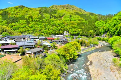 群馬県上野村の村役場周辺の小川と町並み