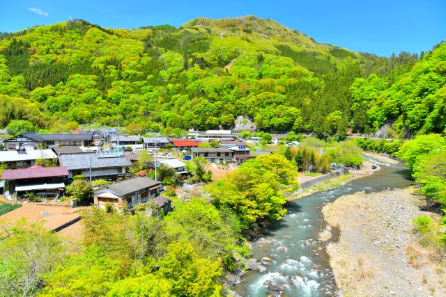 群馬県上野村の村役場周辺の小川と町並み