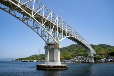 広島県江田島市の早瀬橋と島の町並み