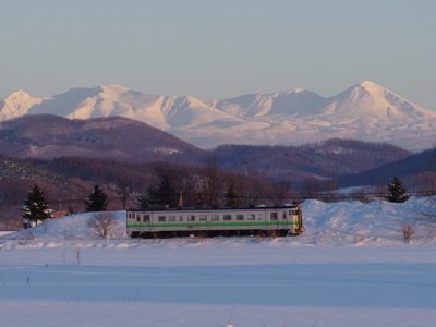 北海道遠軽町の雪の中を走るローカル電車