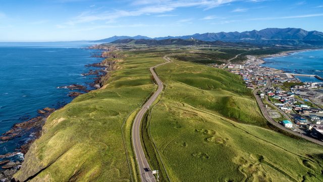 北海道えりも町の襟裳岬と周辺の街並み