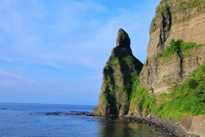 北海道古平町のセタカムイ岩と海の風景