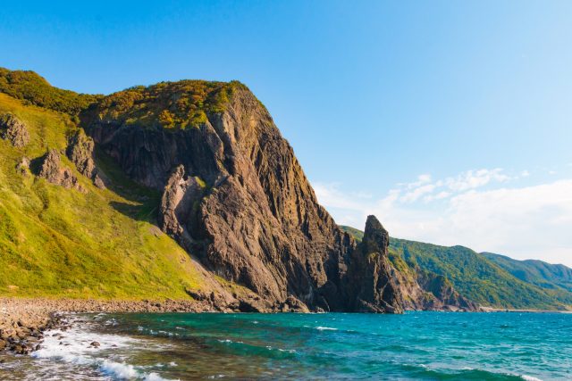 北海道神恵内村の珊内岬の岩壁と海