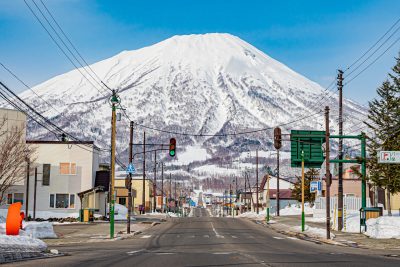 北海道真狩村から見える羊蹄山と市街地の風景