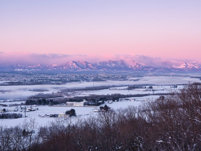 北海道幕別町の市街地に冬の気嵐が通過する様子