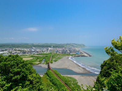 北海道新冠町の市街地の景色と海岸線