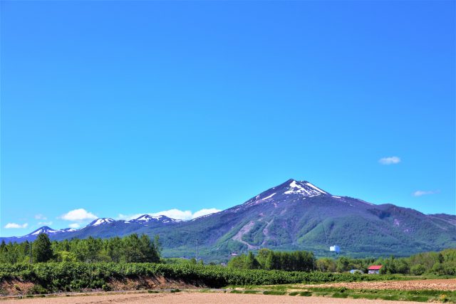 北海道ニセコ町から見える羊蹄山と田舎町の景色
