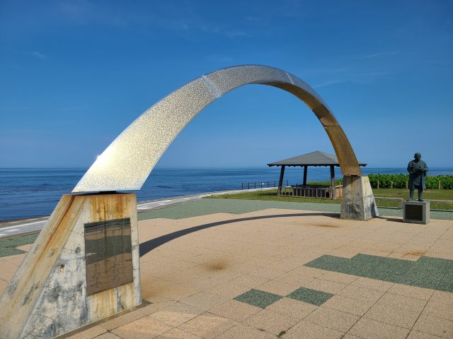 北海道小平町の海岸にあるシンボルアーチ