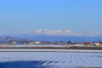 北海道比布町の雪が積もった田園風景