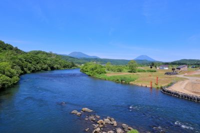 北海道蘭越町を流れる尻別川とその周辺の風景