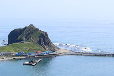 北海道様似町ののエンルム岬と周辺の田舎の住宅地