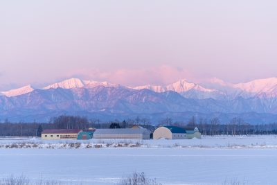 北海道更別村の田舎の行き景色と十勝平野