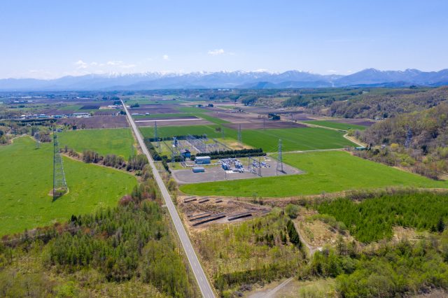 北海道新得町の春の田園地帯