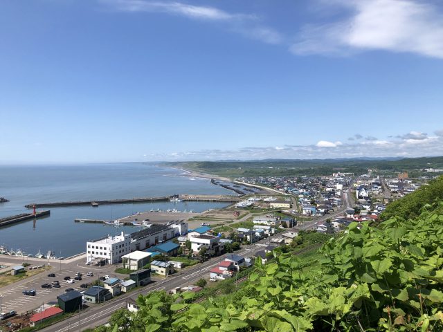 北海道白糠町にある東山公園から眺める市街地と港町の風景