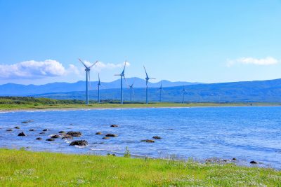 北海道寿都町にある風力発電所と海岸の風景