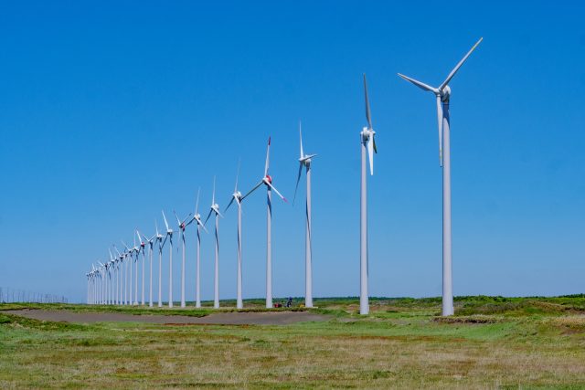 北海道天塩町にある風力発電施設と田舎の風景