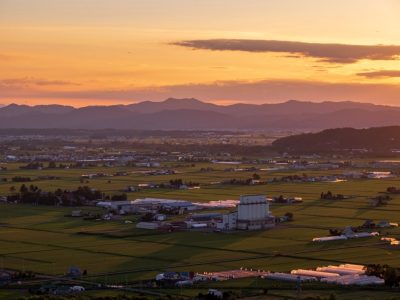 北海道当麻町の夕暮れ時の田園風景