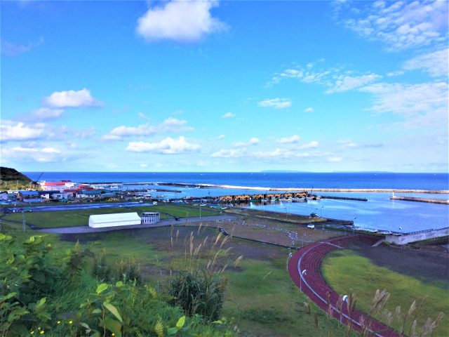 北海道苫前町にあるとままえ夕陽ヶ丘未来港公園と田舎の街