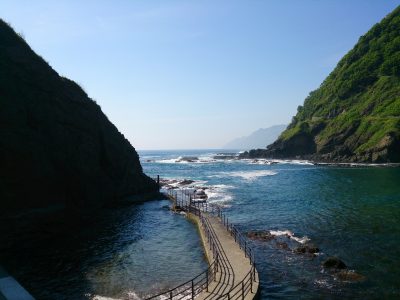 北海道泊村の海と弁天島の崖の風景