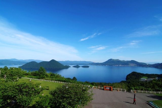 北海道洞爺湖町にある洞爺湖と周辺の風景