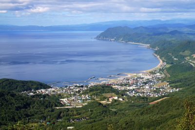 北海道豊浦町の上空からの眺めと海岸線沿いの街並み