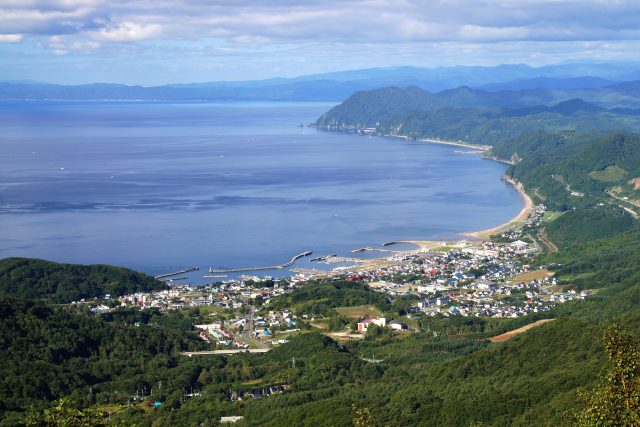 北海道豊浦町の上空からの眺めと海岸線沿いの街並み
