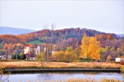 北海道余市町を流れる余市川と秋の紅葉