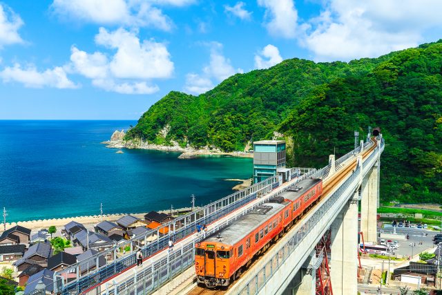 兵庫県香美町の余部駅からの電車と海と田舎の町並み