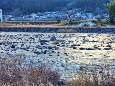 兵庫県宍粟市の街並み(田舎を流れる川)