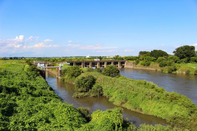 茨城県五霞町にある小川と関宿水閘門と田舎の風景