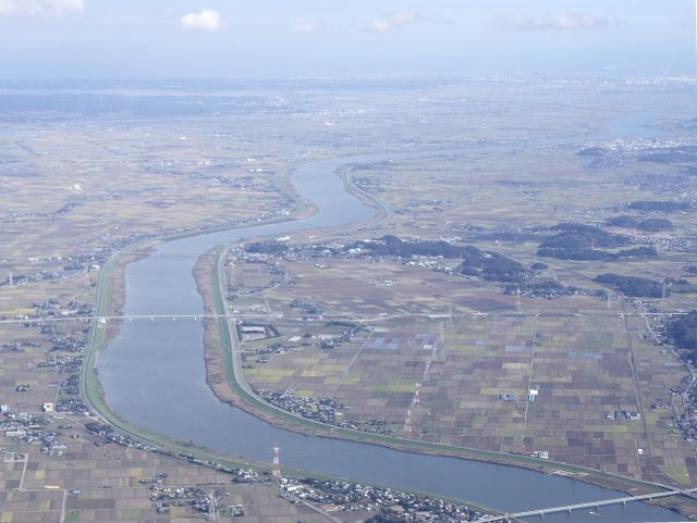 茨城県稲敷市上空からの町並みと利根川