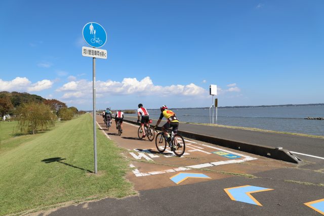 茨城県かすみがうら市にあるりんりんサイクリングロードと湖