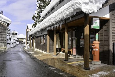 石川県白山市白峰地区の古い古民家と雪景色