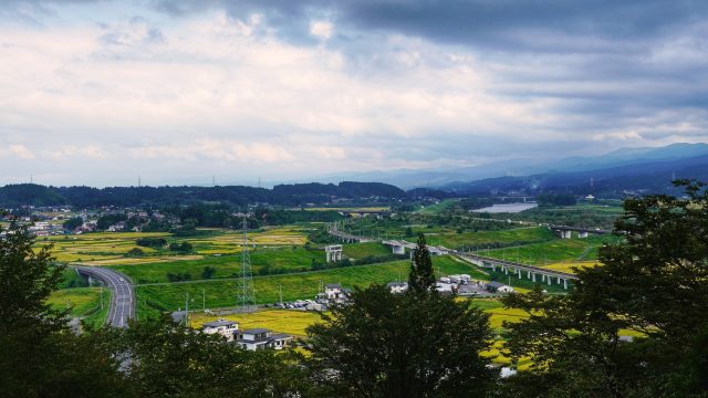 岩手県平泉町を中尊寺金色堂の展望デッキから眺めた全景