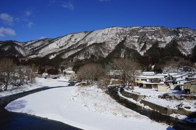 岩手県岩泉町から見える宇霊羅山と田舎町の雪景色
