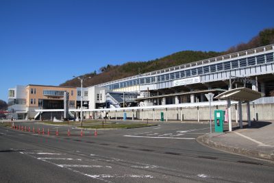 岩手県岩手町にあるいわて沼宮内駅と周辺の市街地