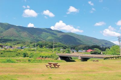 岩手県九戸村ののどかな田舎の住宅地の風景