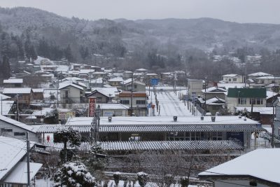 岩手県二戸市にある雪が積もった金田一温泉の街の様子