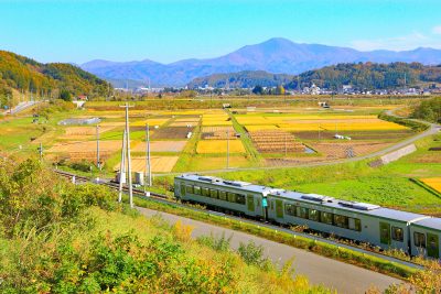 岩手県遠野市ののどかな田園風景と通過する釜石線の電車
