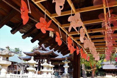 香川県東かがわ市の街並み(３月中旬の東かがわ市白鳥神社の桜の風車)